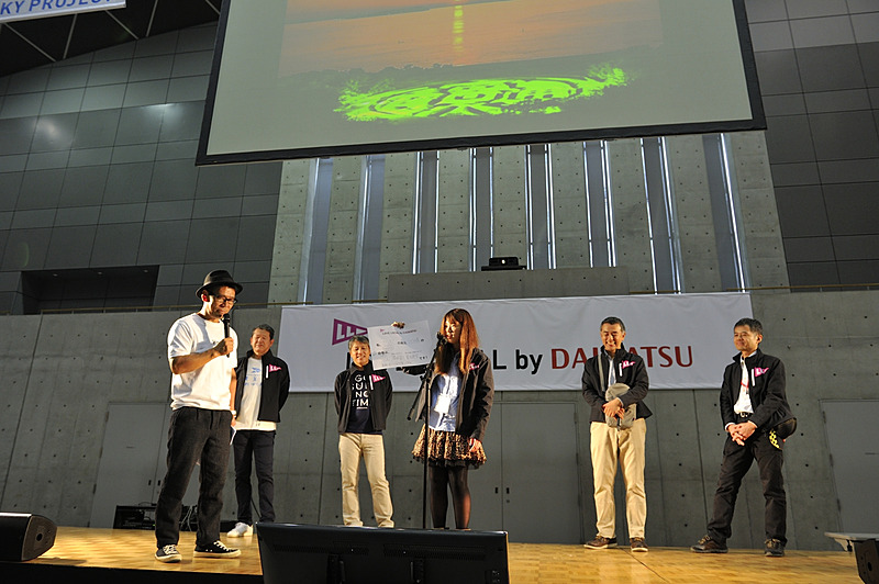 こちらがステージ上で地元自慢を披露してくれた方々。1人目の方は広島で開催していた、初代コペン発売直後からやっていたオフ会について。2人目の方は香川県のうどん、讃岐富士、寛永通宝の砂絵をPR。3人目の方は長野県にあるビーナスラインの紹介。“コペンのためにある”というほど気持ちよく走ることができるという。ステージでPRしてくれた3名にはイベント限定の「LOVE LOCALフラッグ」が贈呈された