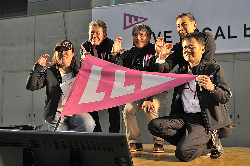 こちらがステージ上で地元自慢を披露してくれた方々。1人目の方は広島で開催していた、初代コペン発売直後からやっていたオフ会について。2人目の方は香川県のうどん、讃岐富士、寛永通宝の砂絵をPR。3人目の方は長野県にあるビーナスラインの紹介。“コペンのためにある”というほど気持ちよく走ることができるという。ステージでPRしてくれた3名にはイベント限定の「LOVE LOCALフラッグ」が贈呈された