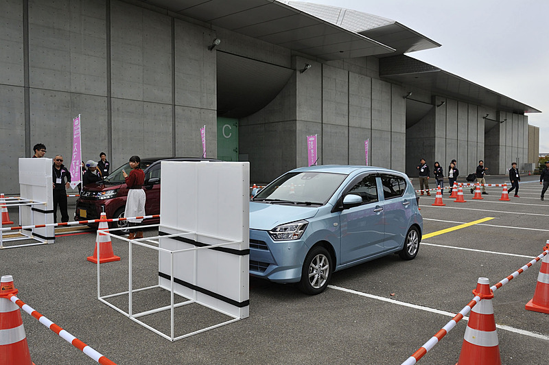 会場の外では衝突回避支援機能「スマートアシストIII」の体験試乗も行われていた