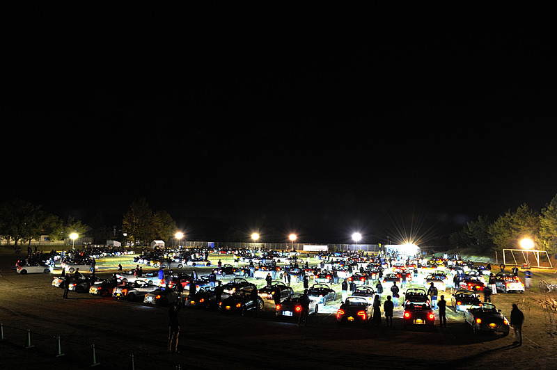 空ではなく地面に現れた星々。明るく光るコペン銀河である