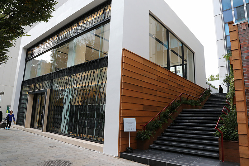 青山通りを挟んで本田技研工業のほぼ向かいに位置するアストンマーティンのグローバル・ブランドセンター「The House of Aston Martin Aoyama」（アストンマーティン青山ハウス）。11月21日から営業を開始する予定。写真の右側にある階段を上るとアストンマーティン東京のエントランスに着く