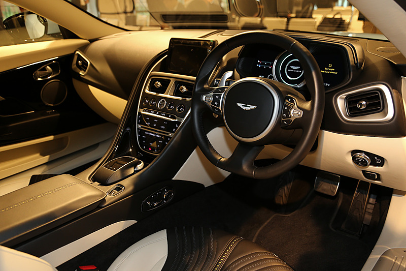 ショールーム内に展示されていたDB11