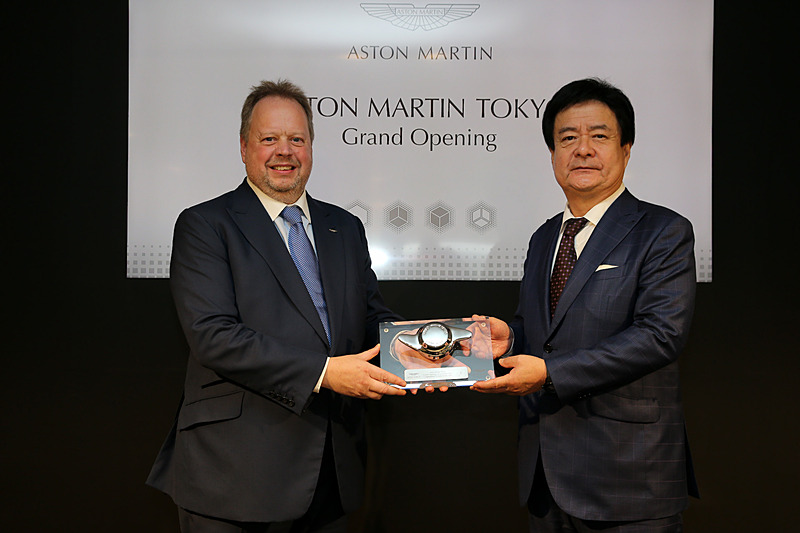 発表会に出席したSKY GROUP 代表取締役社長の笠井成人氏（右）、英アストンマーティン 社長兼CEOのアンディ・パーマー氏（左）