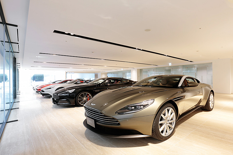 ショールーム内には8台のモデルが展示できる