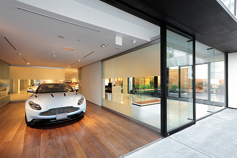 ショールーム内には8台のモデルが展示できる