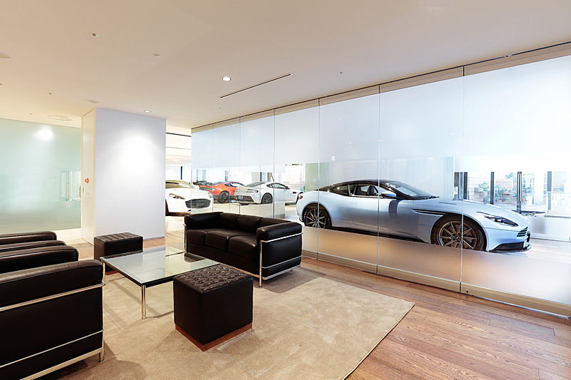 ショールーム内には8台のモデルが展示できる