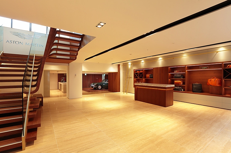 アストンマーティン青山ハウスの店舗内