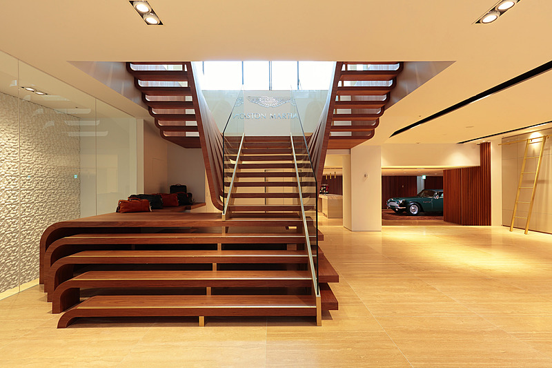 アストンマーティン青山ハウスの店舗内