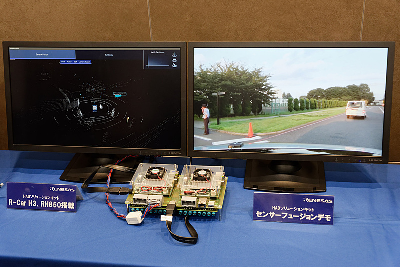 ルネサスの社屋敷地内で走行する「R-Car H3」「RH850」搭載の試験車両の映像。左はセンサーから集められた情報をリアルタイムでCG化したもの