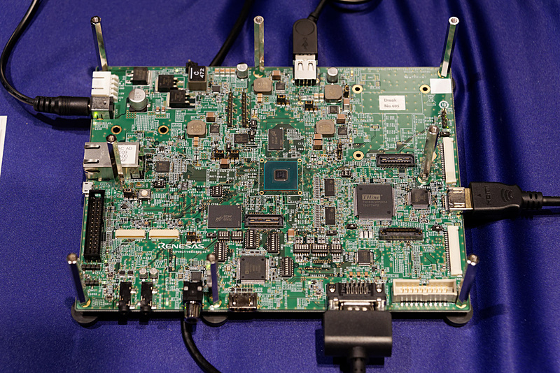 R-Car D3の開発用評価ボード。チップのピン数や対応する基板の積層数を少なくすることでコストを低減しているという