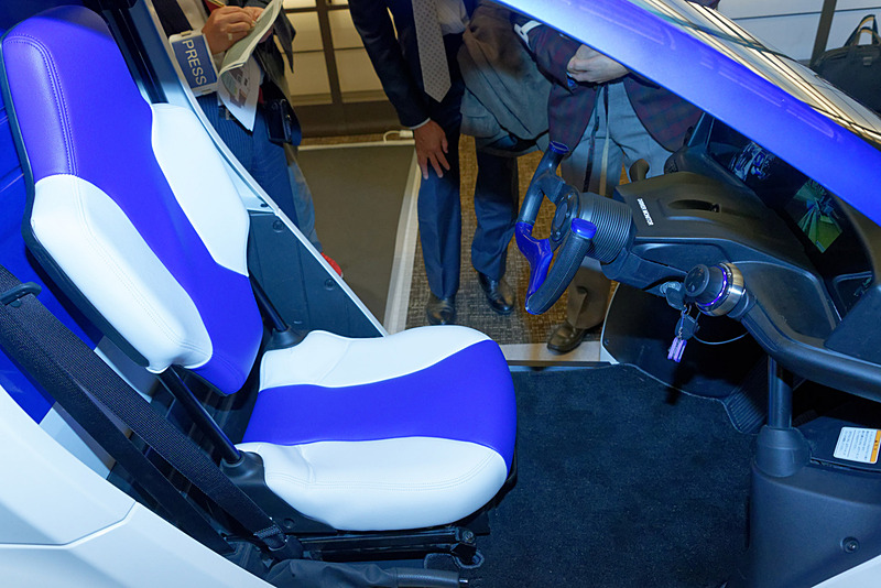 「Renesas R-Car Consortium Forum 2017」の会場内には、低コストでサラウンドカメラを実現するデモカーが展示