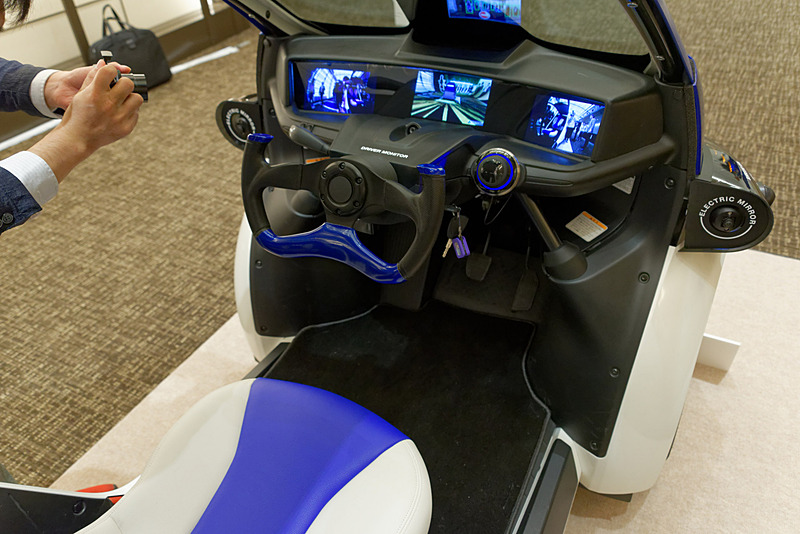 「Renesas R-Car Consortium Forum 2017」の会場内には、低コストでサラウンドカメラを実現するデモカーが展示