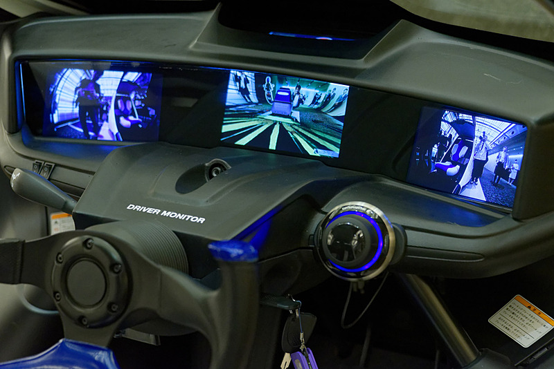 サラウンドカメラの映像はコクピット中央の画面で、両サイドの電子ミラーの映像を左右の画面で見られる