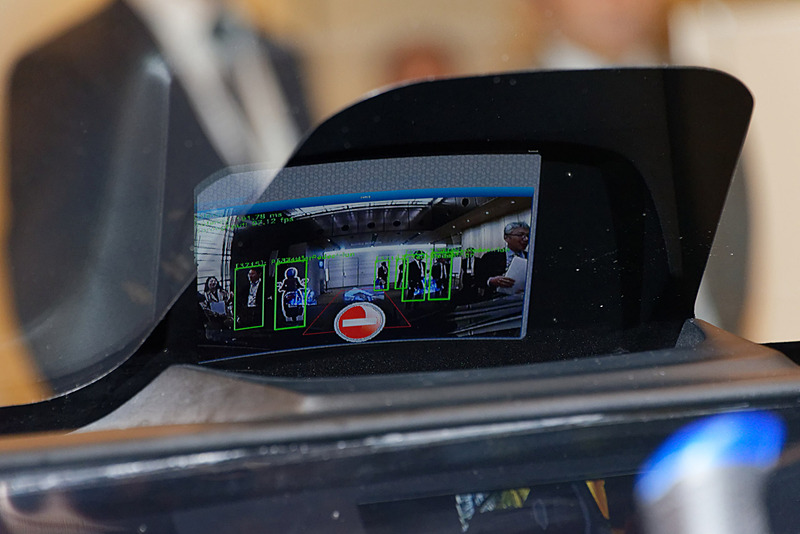 ヘッドアップディスプレイでは、フロントカメラで捉えた障害物となる人物を高速に検出