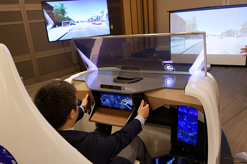 ルネサスがソフトバンクグループの会社と共同で開発を進める「感情エンジン」を備えたクルマのシミュレータ