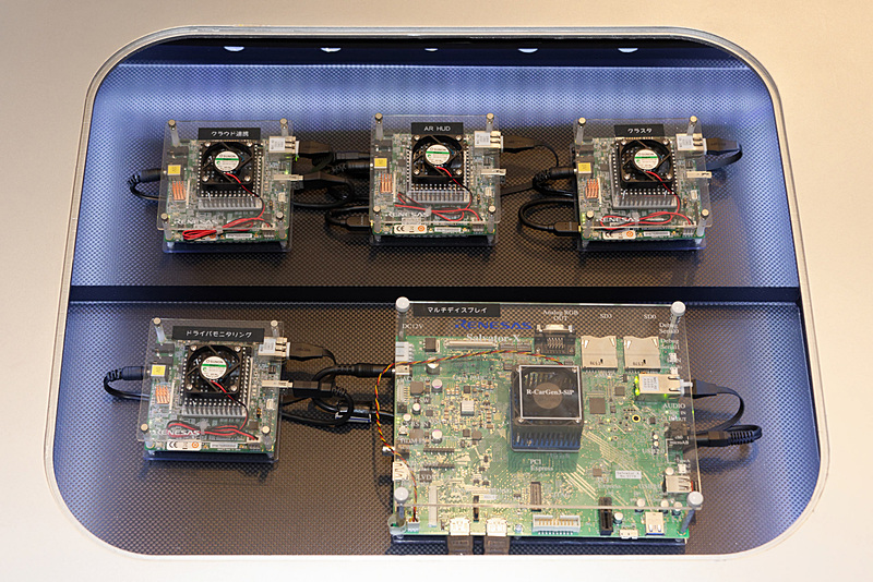 ルネサスがソフトバンクグループの会社と共同で開発を進める「感情エンジン」を備えたクルマのシミュレータ