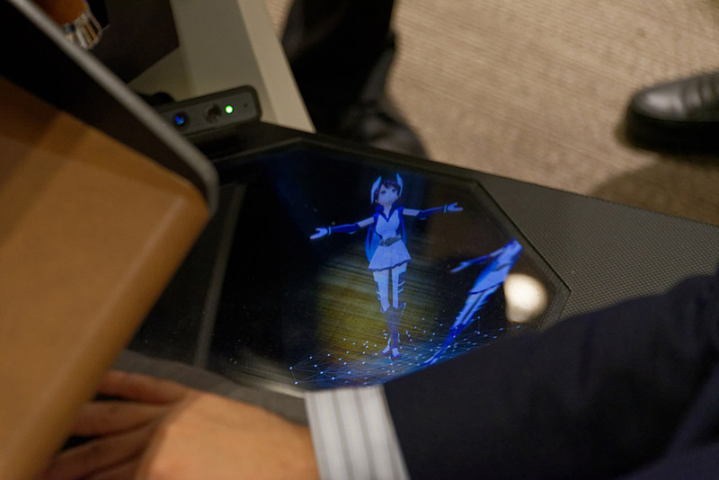 ドライバーから見ると立体的に見えるホログラフィックのキャラクターが対話の相手となる