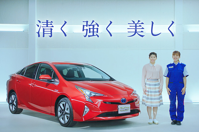 KeePer技研が公開した、レスリングの吉田沙保里選手と2017年キーパー技術コンテストで優勝した安藤裕子氏が共演する動画の1場面