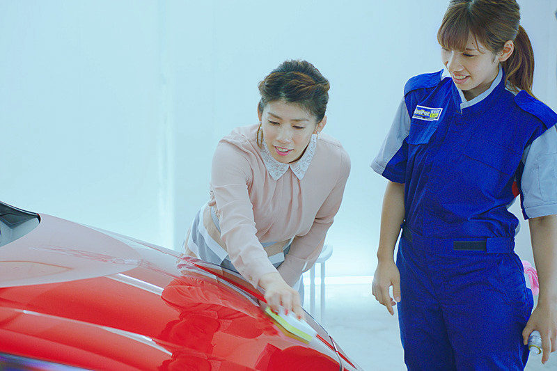 安藤氏から「やってみますか？」と声をかけられ、吉田選手がキーパーコーティングに挑戦することに