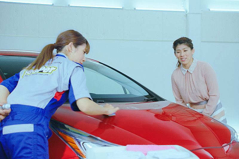 吉田選手が洗車やキーパーコーティングを施工している安藤氏を見ていると……