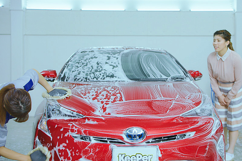 吉田選手が洗車やキーパーコーティングを施工している安藤氏を見ていると……