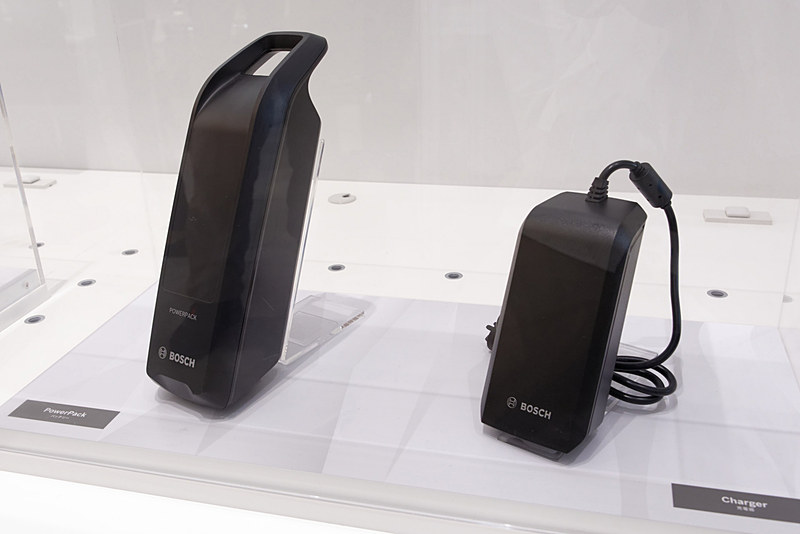 リチウムイオンバッテリー「PowerPack 300」と専用充電器「Charger」