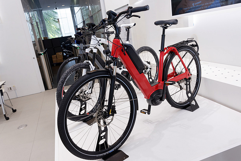 発表会場に展示されていたリファレンスモデルの電動アシスト自転車（一部は欧州の市販車）