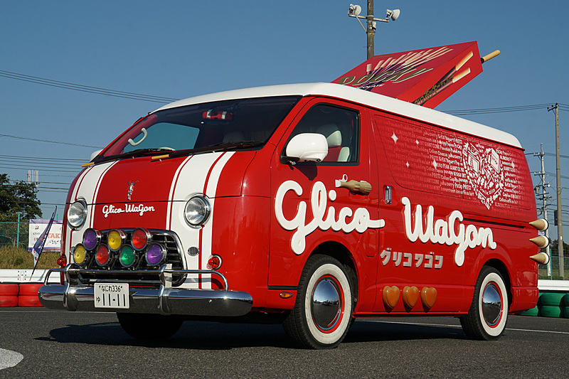 会場に登場した「グリコワゴン」。後部にグリコ製品を積載している