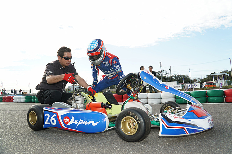 決勝終了後に琢磨選手によるデモ走行が披露された。グリコワゴンに先導されながらコースを1周した後、本気モードでアタックした