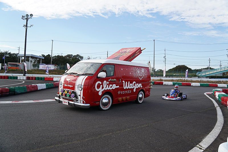 決勝終了後に琢磨選手によるデモ走行が披露された。グリコワゴンに先導されながらコースを1周した後、本気モードでアタックした