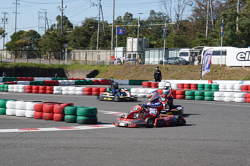 琢磨選手も一緒に走って子供たちに走行ラインなどを示した