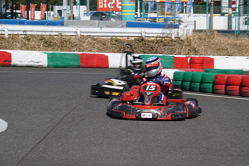 琢磨選手も一緒に走って子供たちに走行ラインなどを示した