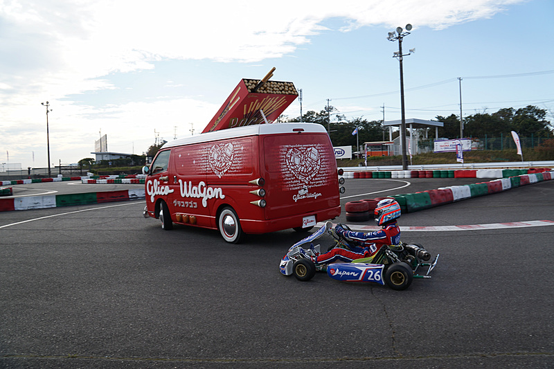 決勝終了後に琢磨選手によるデモ走行が披露された。グリコワゴンに先導されながらコースを1周した後、本気モードでアタックした