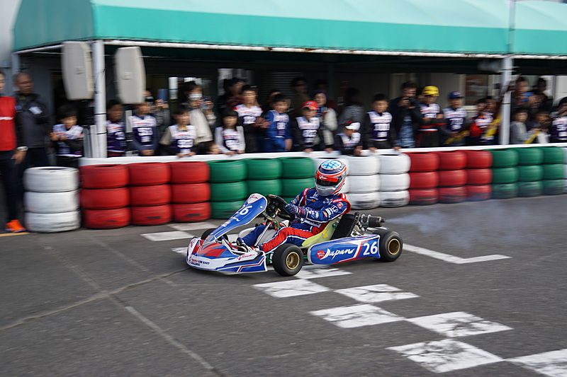 決勝終了後に琢磨選手によるデモ走行が披露された。グリコワゴンに先導されながらコースを1周した後、本気モードでアタックした