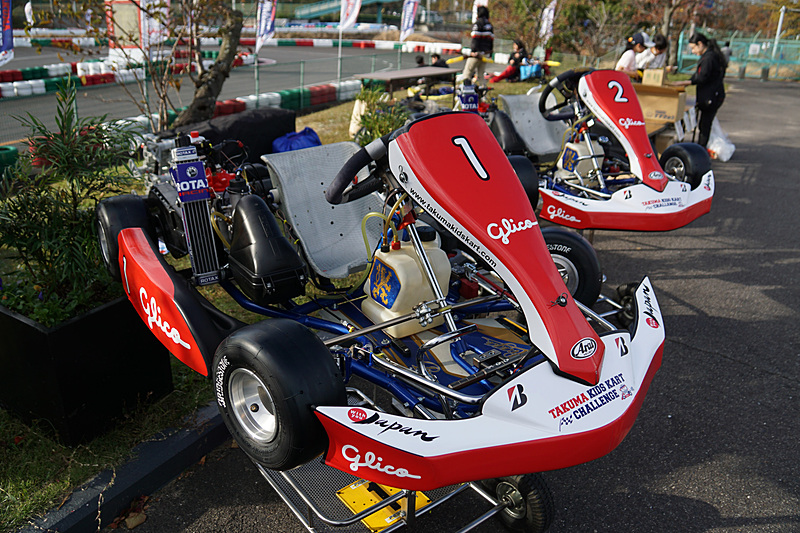 11月11日～12日に開催される特別レッスンプログラム“TAKUMA KIDS KART CHALLENGE ACADEMY“では、レンタルカートではなくレーシングカートに乗って琢磨選手から直接指導を受けらる