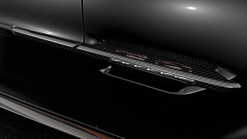 エクステリアではローズ・ゴールドの「Ultimate」のロゴが入るカーボンファイバー製サイドストレーキなどを特別装備