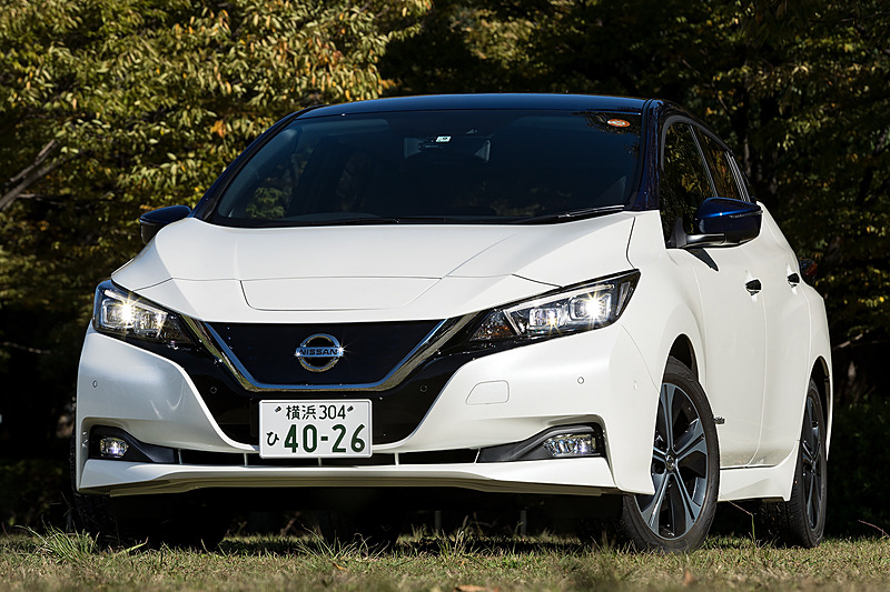 リーフ G（ブリリアントホワイトパール/オーロラフレアブルーパール）。ボディサイズは4480×1790×1540mm（全長×全幅×全高）、ホイールベースは2700mm。車両重量は1520kg。価格は399万600円