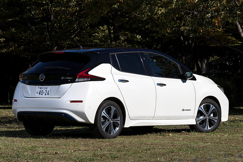 リーフ G（ブリリアントホワイトパール/オーロラフレアブルーパール）。ボディサイズは4480×1790×1540mm（全長×全幅×全高）、ホイールベースは2700mm。車両重量は1520kg。価格は399万600円