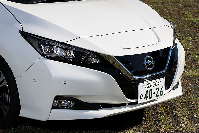 「Vモーショングリル」の内側に、「氷結」をイメージした深みのあるクリアブルーのフラッシュサーフェイスグリルを設定