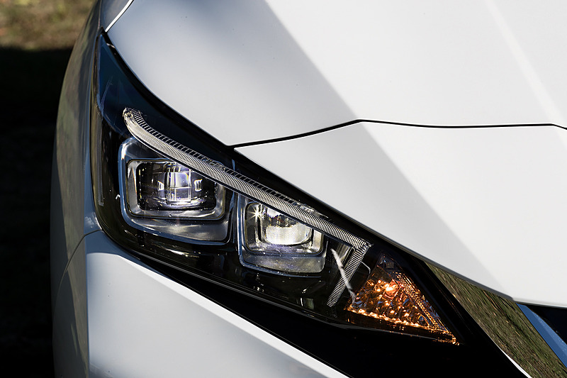 ヘッドライト内部に「ブーメラン型ランプシグネチャー」を設定。LEDヘッドライトはGに標準装備、X、Sでもオプション装着可能