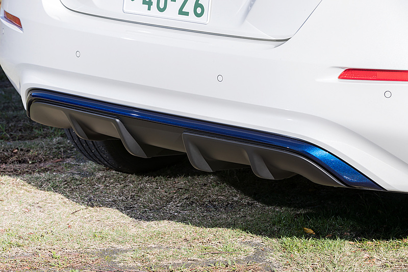 ディフューザー形状のリアバンパー。ブルーのアクセントカラーはEVのクリーンさを表現するために全車で使われるブルーモールディング