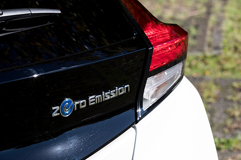 リアハッチとフロントドアに「Zero Emission」のバッヂを装着。高輝度LEDリアコンビネーションランプは全車標準装備