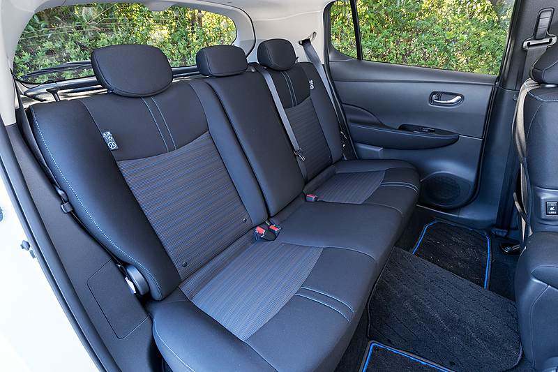 新型リーフの内装色は、全車に設定される写真のブラックに加え、GとXではエアリーグレーも選択可能。シート表皮はSがメッシュフラットトリコット、GとXはバイオPETの織物となる。後席クッションヒーターを全車にオプション設定