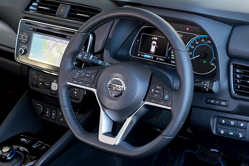 ブルーのステッチが入る本革巻ステアリング（ステアリングヒーター付）をGとXで標準装備