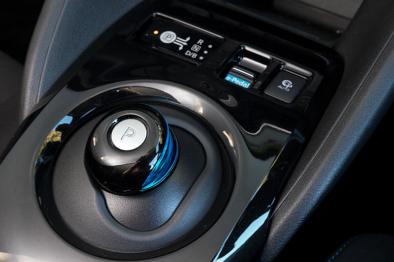 電制シフトは初代のシルバーからブラックに変更。前方に「e-Pedal」「プロパイロット パーキング」のスイッチを設定する