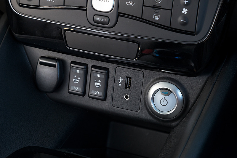 「前席クイックコンフォートシートヒーター付シート」は全車標準装備。USB端子とAUX端子はEV専用Nissan Connectナビゲーションシステムの付属品