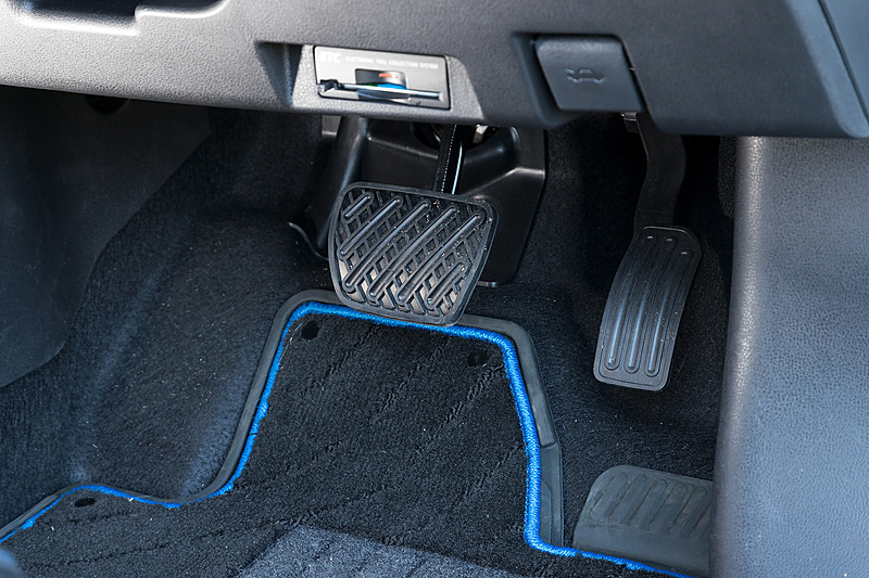 Gは電動パーキングブレーキを標準装備。XとSは足踏み式パーキングブレーキが標準装備で、Xは電動パーキングブレーキをオプション装着可能