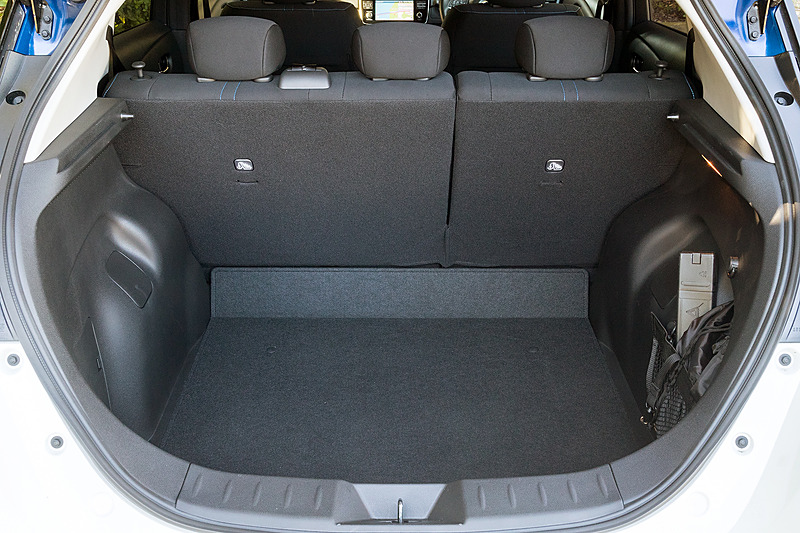 ラゲッジスペース容量は435L。リアシートの座面下に駆動用のリチウムイオンバッテリーを搭載しているので、シートアレンジは背もたれの6：4分割可倒のみ
