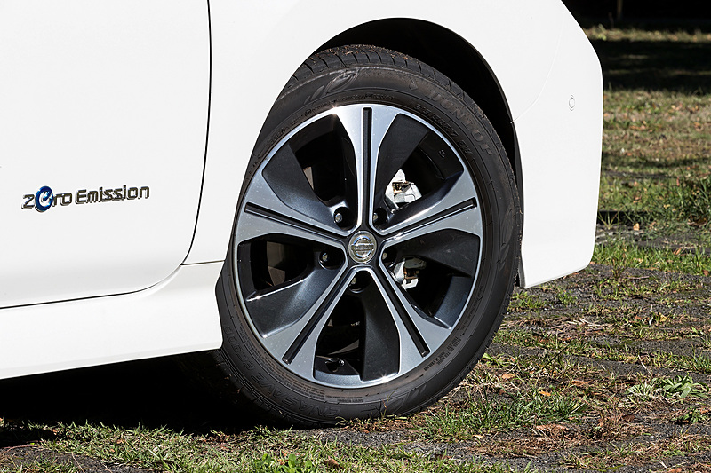 タイヤサイズは215/50 R17。ブレーキは前後ともベンチレーテッドディスクで、前後スタビライザーを全車標準装備