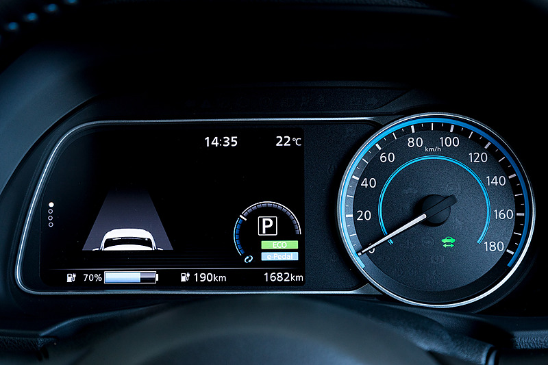 アナログ式のスピードメーターと7インチのカラーディスプレイを組み合わせるメーターパネル。プロパイロットやエコゾーン付パワーメーター、電費表示、ルート案内など多彩な情報を表示できる